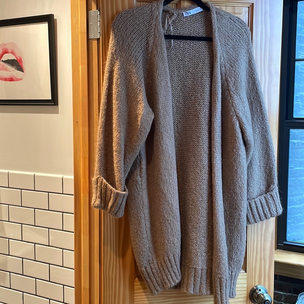 Oversized cardigan. No buttons